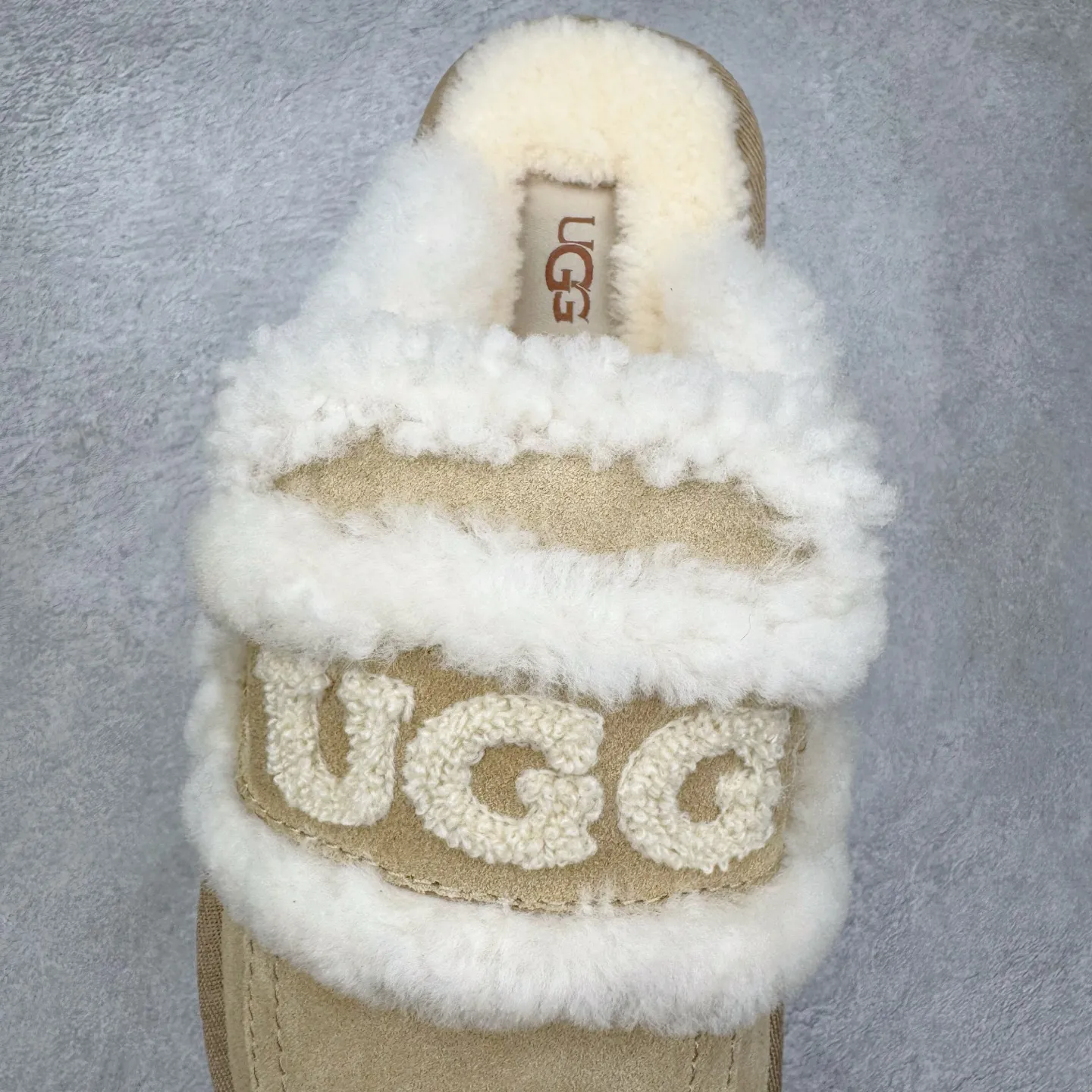 Pick up locally 💰 440 UGG slippers 1206 letter embroidered classic short-tube autumn and winter sheep fur all-in-one snow boots All shoes are made from the same factory as ZP Longfeng A-grade Australian imported sheep fur all-in-one Brand OEM production line Fully follow the ZP process flow OEM original pattern maker Adhere to no original shoes and no development selection Pay attention to every detail The most authentic version on the market TREADLITE "Light Wing" technology outsole Lightweight/durable/flexible/pile size: 35 36 37 38 39 40 Coding: by2936070